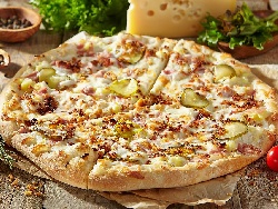 Лесна и бърза пица с готово тесто, горчица, шунка и кашкавал - снимка на рецептата